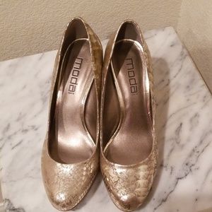 Moda Spana Gold Pumps size 9 Med 4 inch heel